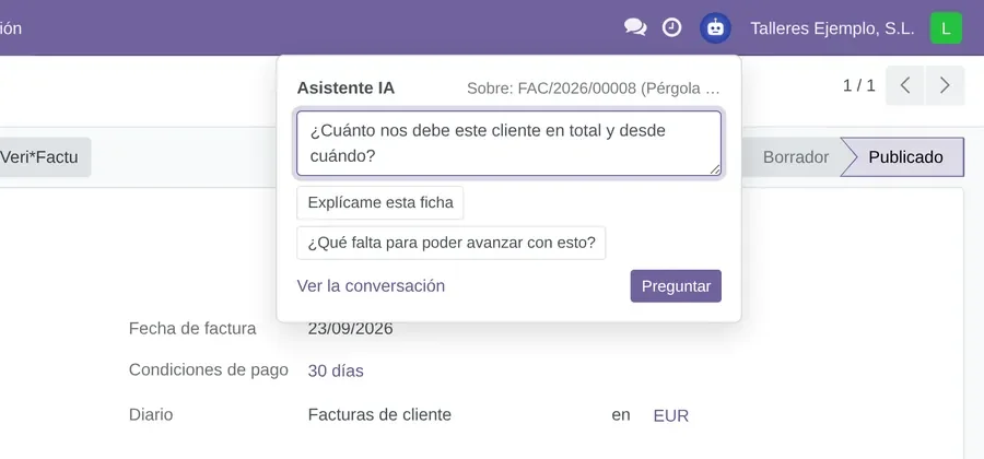 El panel del Asistente IA abierto sobre una factura en Odoo 18, con la pregunta «¿Cuánto nos debe este cliente en total y desde cuándo?» y dos sugerencias de qué pedirle