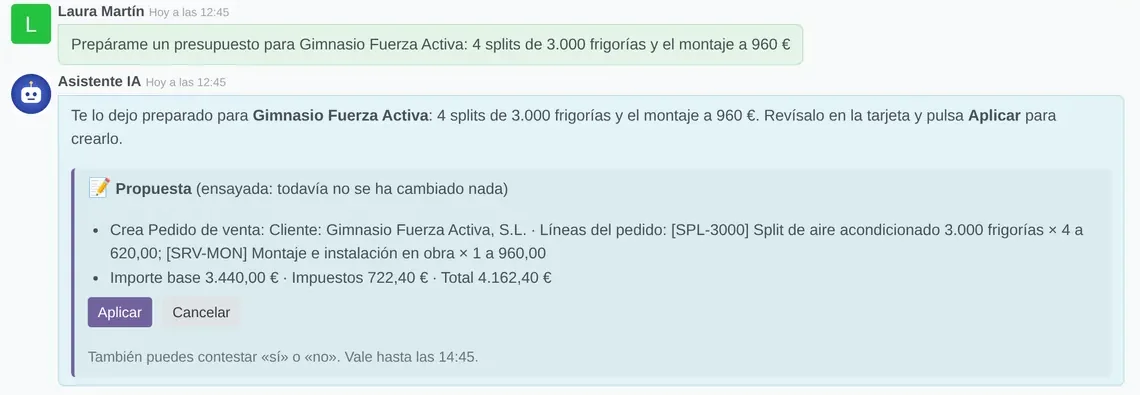 Chat del asistente de IA en Odoo 18 con una propuesta de presupuesto ensayada y los botones Aplicar y Cancelar
